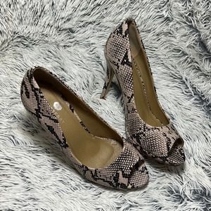 RiverBerry Sz 8 Snakeskin Heels